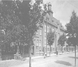 <h4> Knabenschule </h4> Knabenschule
