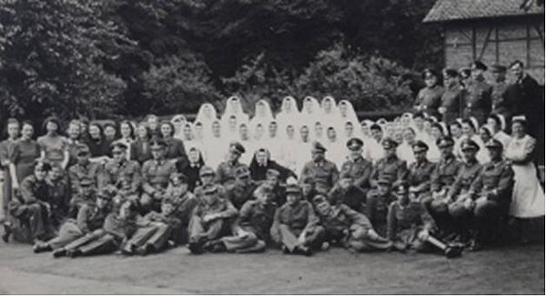 <h4> Schwestern und Soldaten 1943 für ei gemeinsames Foto.
Repro: Kurt Lübke Schwestern